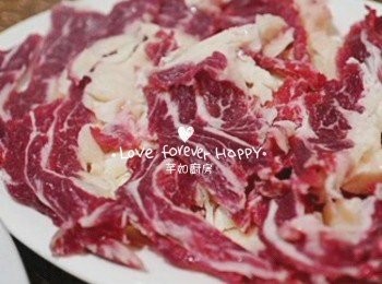 step1: 先把牛肉洗凈, 用廚房紙印乾水份, 橫紋切片