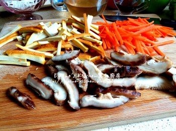 step4: 冬菇切片 , 豆乾切條 , 甘旬去皮切幼條 , 芋頭去皮切幼條 , 椰菜洗淨切絲