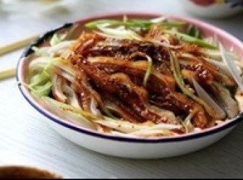 step4: 拌入大蔥、黃瓜，再調入複合醬油、油辣椒、白糖、花椒和白芝麻就好。（可以再放點蒜末的）