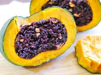 step12: 以豆漿巾為提把，將整顆南瓜提起，稍稍放涼後切塊即可