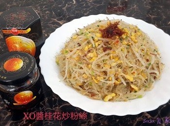 step10: 盛碟，擺入適量李錦記在粉絲面，食前再蘸一下李錦記XO醬享用，更添風味