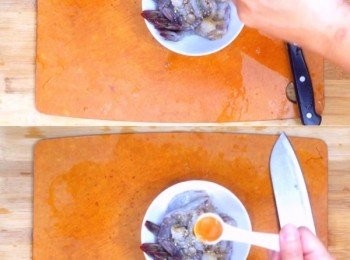 step2: 用醃料拌勻備用 （純粹辟腥，多少時間隨意）
花甲浸水備用