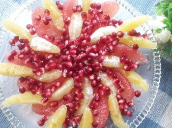 step3: 紅石榴切半後 , 準備一個大碗和一根桿麵棒
( 把紅石榴用手掌握住, 切面向下 , 用桿麵棒用力敲石榴 , 石榴籽便會掉下到碗中 )