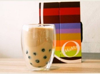 step4: 最後將沖泡好的熱咖啡，直接倒入至玻璃杯中，並稍微攪拌一下即可。