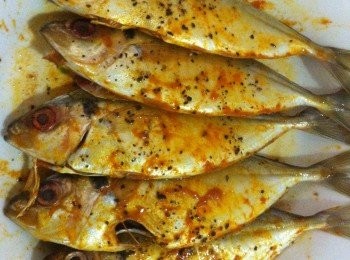 step1: 將甘望魚洗淨挖出腸泥。