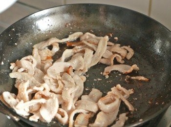 step3: 以中火燒熱油，油熱後下豬肉片把兩面煎成金黃色，盛起備用。