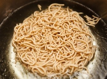step5: 等待的同時另起一個水鍋將拉麵煮熟。