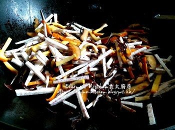 step10: 原鑊爆香冬菇絲 , 豆乾條有香味後 , 加入木耳絲 , 芋頭條拌勻