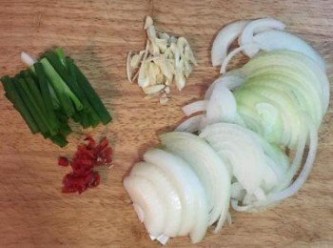 step2: 洋蔥去頭尾和皮切絲；蔥切段；蒜拍扁去皮切片；辣椒去籽切小丁；