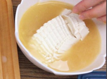 step8: 切好格仔豆腐後，輕輕用菜刀剷起底部，慢慢放入你喜愛的清湯碗內。