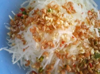 step3: 準備大碗將所有調味料及心香料青木瓜絲一起放入 可用擀麵棍開始搗一搗錘一錘讓調味料入味~冰鎮一下食用前再灑上花生米喔