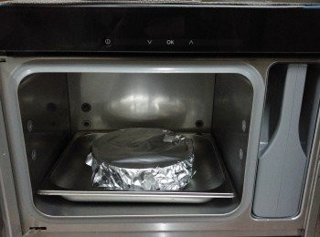 step3: 放入蒸爐90度蒸12分鐘（如無蒸爐， 可蓋上保鮮紙或錫紙， 明火用中火蒸12分鐘）