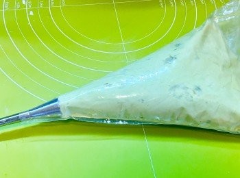 step6: 將忌廉加入糖打至企身，加入綠茶粉搞混。
放入吱袋，放入雪櫃備用。