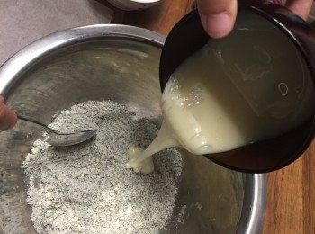 step4: 再將煉奶在粉的中間開始倒