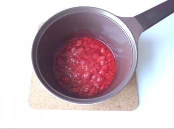 step2: 建議不要將所有紅桑莓壓爛，當中保留一些大粒果肉口感會比較好喔!