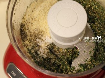 step4: 再加入帕馬森起司粉、鹽、黑胡椒粒攪打約10秒混合。