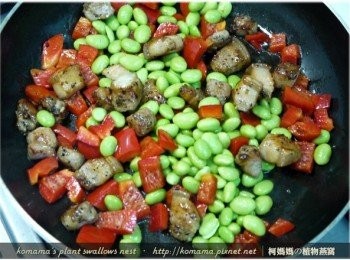 step6: 放入紅椒丁、毛豆，來與鹹豬肉丁翻炒片刻。