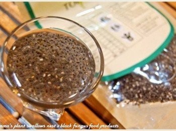 step2: 1湯匙的奇亞籽放入白開水中，攪拌一會，浸泡10分鐘。