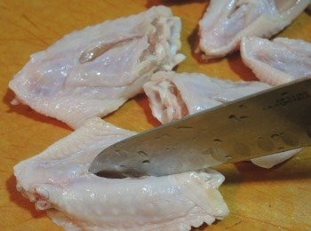 step5: 在<a href="https://bit.ly/3zHU5V3" target="_blank" data-keyword="雞翼" class="guide-link"><strong>雞翼</strong></a> <span style="display:inline-block;vertical-align:middle;margin-top:-3px;color:initial;border-radius:3px;padding:2px 3px;font-size:12px;line-height:14px;background:#87d300;color:#fff;">即買</span> 的背面用刀在中間切一刀，方便入味。在<a href="https://bit.ly/3zHU5V3" target="_blank" data-keyword="雞翼" class="guide-link"><strong>雞翼</strong></a> <span style="display:inline-block;vertical-align:middle;margin-top:-3px;color:initial;border-radius:3px;padding:2px 3px;font-size:12px;line-height:14px;background:#87d300;color:#fff;">即買</span> 上撒上蒜粉，鹽和黑胡椒碎調味，醃30分鐘。