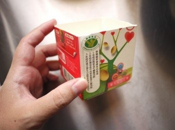 step6: 準備一個紙盒剪去上蓋,上蓋部分再剪一塊正方行,洗淨備用