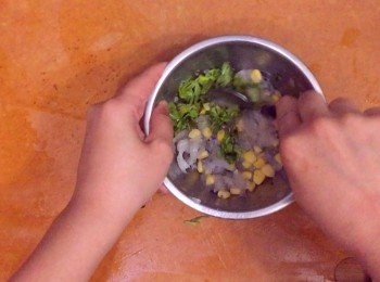 step5: 芫茜洗淨切碎，與玉米一起加入蝦膠拌勻