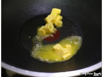 step5: 用另一鍋子熱鍋之後，放入適量的無鹽奶油融化後
