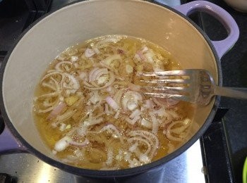 step5: 用中小火預熱油，加入切碎的紅蔥頭慢慢炸至金黃色，需時約10-15分鐘。