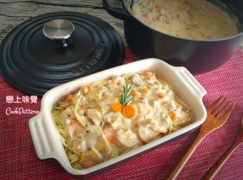 step8: 將天使麵夾起後，隨即放入白汁中拌勻即可。