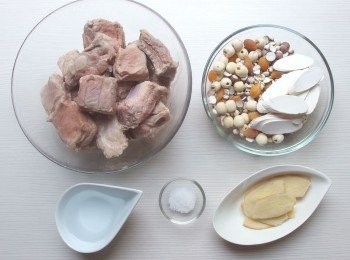 step1: 準備<span class="group_1">食材</span>(茯苓改成百果)，排骨要先汆燙過。