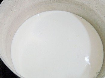 step5: 鮮奶油倒入鍋中用小火加熱到溫熱的狀態即可,不要沸腾後熄火,再將已溶解的吉利丁粉加入混合仔細攪拌讓吉利丁粉溶解散開