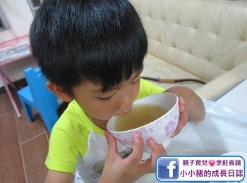 step7: 最後加少少鹽就飲得啦，唔好以為全部都係藥材啖湯一定好藥味，由於太子參個味唔濃，其他藥材都係啲溫和，再加埋螺頭個清甜，所以啖湯都係好甜，小小豬都好鐘意飲呀~