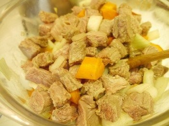 step2: ☞爆香<span class="group_1">食材</span>。蒜片，薑片。洋蔥，白蘿蔔，紅蘿蔔，番茄。 ☞加入川燙後的牛腩塊。