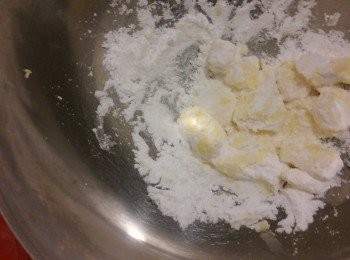 step1: 牛油切粒加糖霜和巳篩的中筋粉用手搓勻。