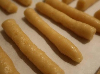 step3: 將麵團用手搓成長條狀，也可捏製成任何想要的形狀。在放上烤盤時，麵團間只要取一點間隔即可（此食譜的麵團在烘烤時，不會因膨脹而相互沾黏）