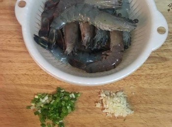 step1: 子剪去頭部前端,鬚鬚及腳後，將蝦背剖開去泥腸，洗淨瀝乾，接著用鹽和黑胡椒粉略抓。蒜切末，蔥切花。