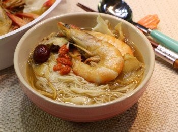 step9: 煮出來的藥膳麻油酒湯汁，除了有藥材、麻油、酒味外，還有鮮蝦的甘甜味，用來配麵線吃，很滋味。