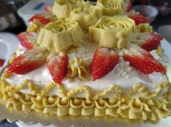 step29: 再將黃蕃薯唧出邊位花邊,灑上糖珠做裝飾即可