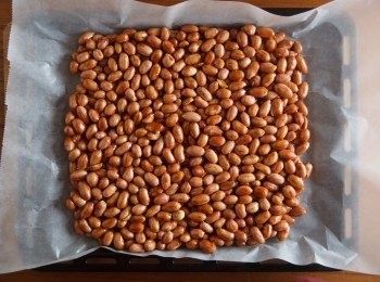 step5: 接著隔著烘焙紙用橄麵棍將花生糖橄成均勻的厚薄後靜置冷卻。