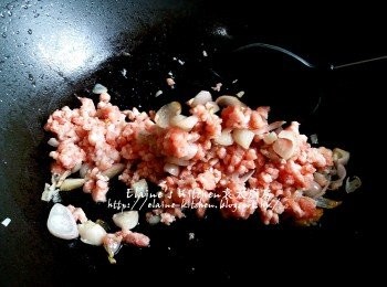 step2: 燒紅鑊爆香乾蔥片 , 加入豬肉碎炒至稍為轉色