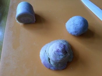 step7: 將粉團切開一半成兩件,有紋先係面，再包埋芋頭餡,用手慢慢推開及埋口,不要用棍碌