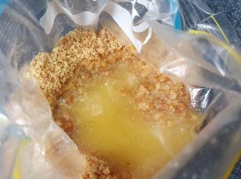 step3: 無鹽牛油隔熱水溶化、倒入消化餅碎中（可隔住袋將牛油和餅碎混合均勻）