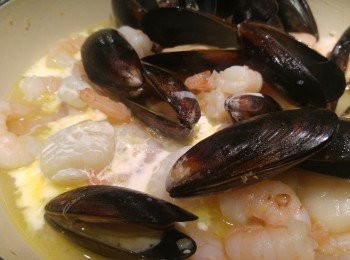 step3: 另預備一個煲仔加上上湯,再將之前的香料和汁倒入煲內一同煮滾,上湯滾後將海鮮倒入煲內,火力只需細火加少許鹽和糖,之後加忌廉和酒。