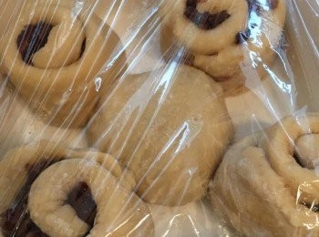 step7: 烤盤塗油份防黏，麵團放進烤盤