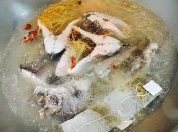 step3: 魚肉翻面後，加入活力mama發奶茶
