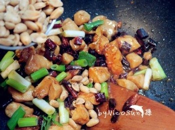 step6: 加入蔥段.花生米.即完成