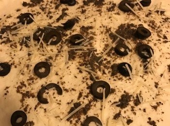 step3: 在麵粉糰上塗上黑松露醬, 撒上黑橄欖及芝士. 然後在麵粉糰上輕輕塗上olive oil.