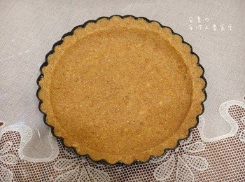 step2: 放入軟化的奶油混合均勻，壓入６吋派模裡