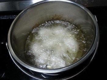 step6: 燒熱油,油滾熄火,放入芋棗炸到浮起,開大火迫出油份,炸至金黃即可