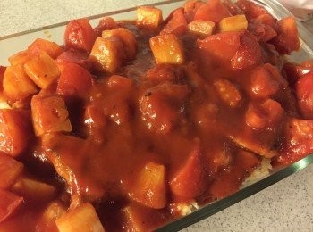 step6: 把豬扒放在炒飯上, 再倒上蕃茄等醬汁, 預熱焗爐220度