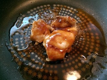 step3: 雞腿排入鍋煎熟加入蜜汁醬備用